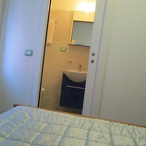 Camera basic con letto king size